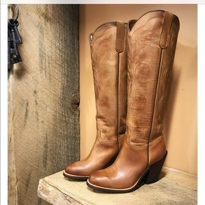 ISO Lucchese Vanessa boots in Tan Comanche